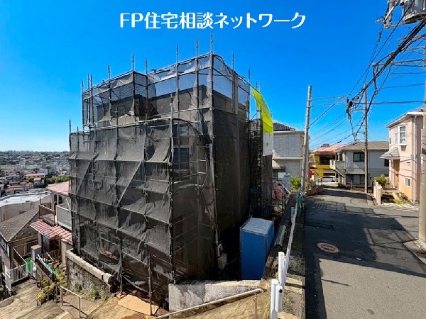 外観:第一種低層住居専用地域の良好な住環境が保たれたエリア。低層の一戸建てを中心とした街並みが整然と続き、周辺は高い建物が建っていないので、採光や開放性に恵まれています。