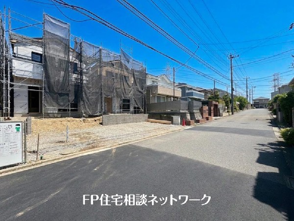 外観:前面道路は車通りの少ない道路。段差もなくお車の出し入れが苦手な方も駐車しやすそうです。