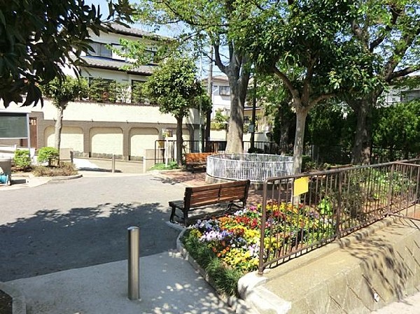 周辺環境:篠原東一丁目公園(篠原東一丁目公園まで300m)