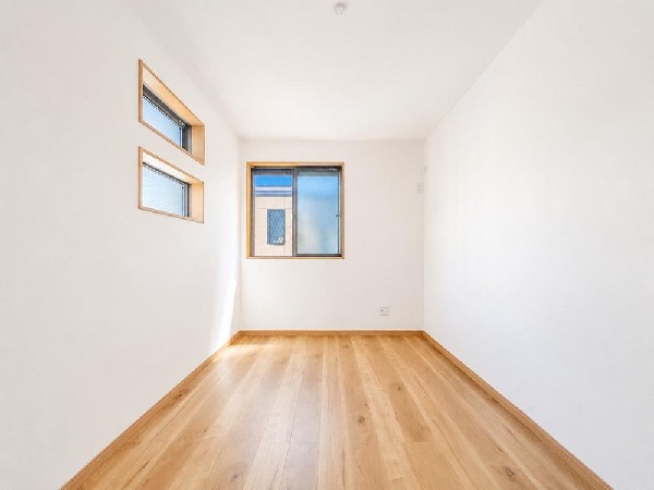 2面採光でお部屋の隅々まで明るい居室。おひさまの光を、爽やかな風をたっぷりと取り込めます。居室内はいつも明るい印象ですので、気持ちの良い朝を迎えられそう。毎日の生活も自然と明るくなりますね。