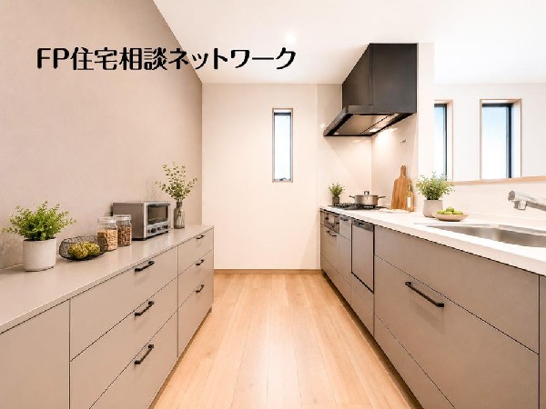 リビングを見渡せるカウンターキッチンです。家族の気配を感じられる、そんな空間を演出できるキッチンです。（本画像の一部はCGで作られており、実際に現地に家具は置か