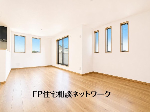 オープンでのびやかな空間を生み出す、こだわりの広がりとゆとり。家族と過ごす時間を大切にしたい方にぴったりの明るくゆとりある住空間です。窓からの日差しがリビングの隅々までしっかりと届きます！