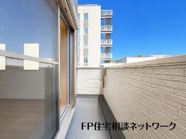 開放的なバルコニーは太陽の温かな温もりをめいっぱい受け止めてくれます。太陽の光と爽やかな風を受けたお洗濯物はあっという間に乾き、取りこむ時には太陽の匂いを感じられそうですね。