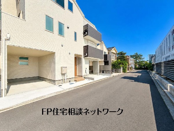 外観:目の前に広がる開放感とゆとり、暮らしの夢を育む理想の住まいがここにはあります。堂々とした姿で完成したこの住宅は見る人を魅了してくれる高級感があります！