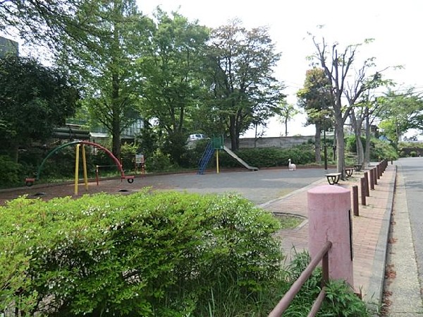 周辺環境:下永谷八木第三公園(下永谷八木第三公園まで550m)