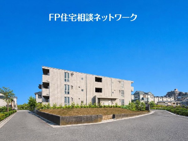 外観:日当たりも風通しも良好。駅チカながら落ち着いた街並みに包まれ、四季の移ろいを感じながら心地よく暮らせる理想の住環境です。
