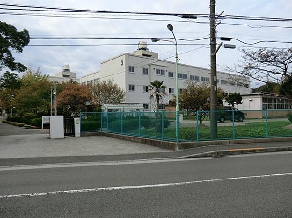 周辺環境:横浜市立金沢中学校(横浜市立金沢中学校まで1300m 中学校近くで通学安心です♪)