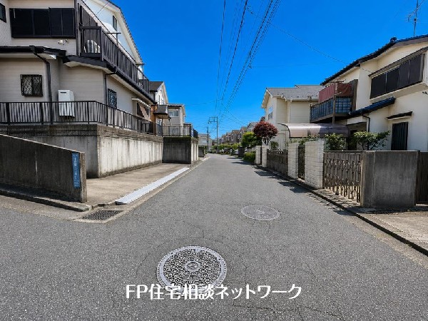 外観:前面道路は車通りの少ない道路。段差もなくお車の出し入れが苦手な方も駐車しやすそうです。