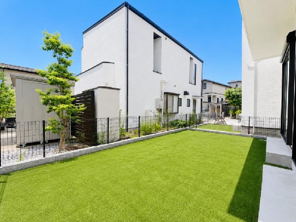 外観:暮らしに潤いと癒しをもたらすお庭があります。夏にはお子様のプールやバーベキューなども楽しめます♪