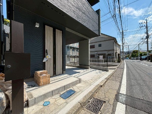 外観:オシャレな玄関エントランス♪