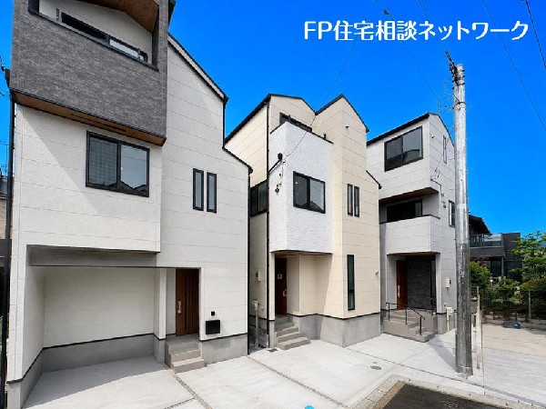 外観:白を基調にしたシンプルな外観。アクセントカラーで外壁を分けることでモダンな雰囲気に。（本画像は外構一部をCGで作成しております。）