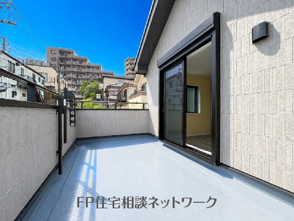 周囲に高い建物のないエリアだから、バルコニーに出れば景色を広く見渡せて解放的です。空を広く感じながら思わず深呼吸したくなります。