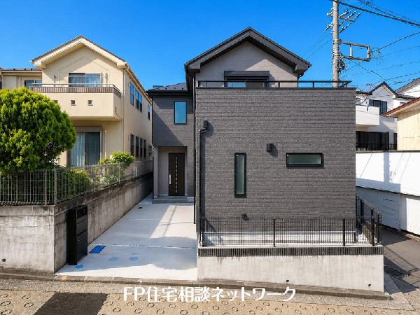 外観:第一種低層住居専用地域の良好な住環境が保たれたエリア。低層の一戸建てを中心とした街並みが整然と続き、周辺は高い建物が建っていないので、採光や開放性に恵まれています。