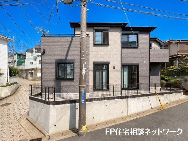 外観:日当たりが良く開放感のある角地です。 2方向から光や風を取り込める、明るく快適な住まいが実現しました！