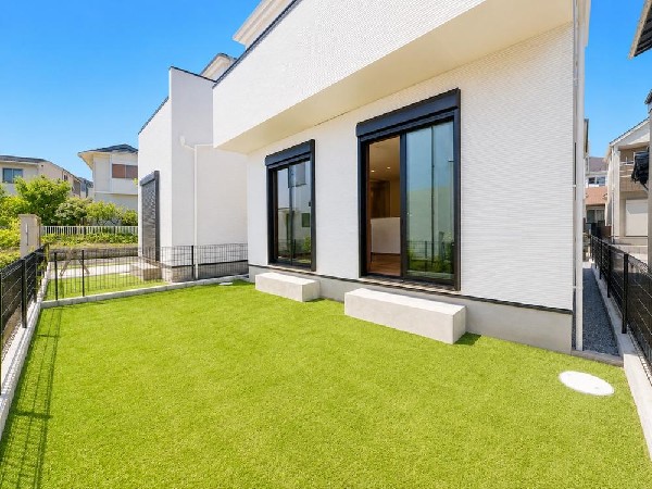 外観:暮らしに潤いと癒しをもたらすお庭があります。夏にはお子様のプールやバーベキューなども楽しめます♪