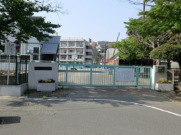 周辺環境:横浜市立六浦小学校(横浜市立六浦小学校まで850m)