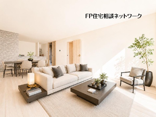家族が自然と集まる、明るく開放的なリビング♪優しい色合いと上質感が調和した、心安らぐ住空間です。（一部AIにて生成しており、実際に現地に家具・家電・小物等はおかれておりません。）