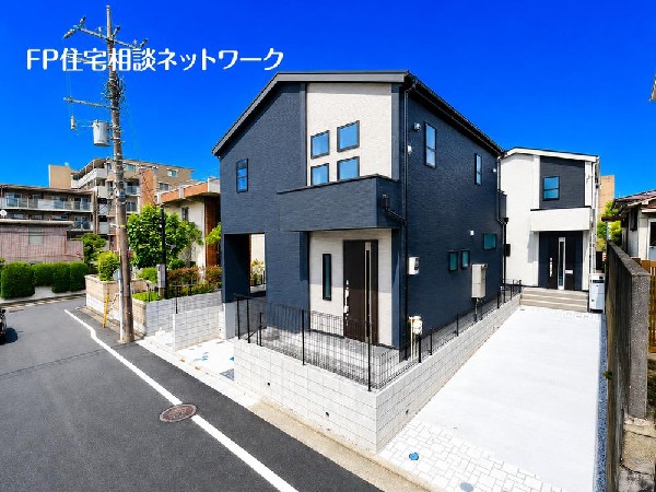外観:深く豊かな緑と爽快な青い空を感じるまさに横浜に暮らす心地よさを存分に堪能いただける邸宅です。グレードの高い設備仕様が標準装備のデザイン住宅で快適で便利な生活をお送り頂けます。