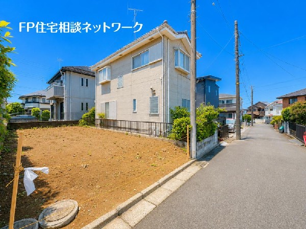 外観:良好な住環境が保たれたエリア。低層の一戸建を中心とした街並みが整然と続き周辺は高い建物が建っておらず、採光や開放性に恵まれ、空が広く緑の多い閑静な趣を感じる環境です。