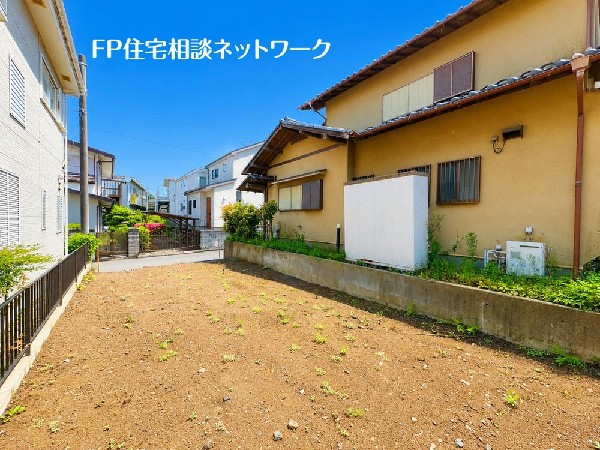外観:四季を通じて自然と触れ合えるスポットが周辺には盛りだくさん！お散歩やジョギング、週末のご家族での遊びに最適です。目の前に広がる開放感とゆとり、暮らしの夢を育む理想の住まいがここにはあります。
