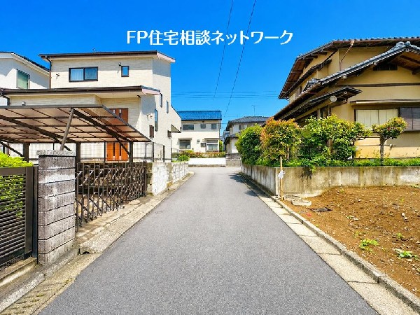 外観:閑静な車通りの少ない道路。お車の出し入れが苦手なママや小さなお子様にも安心ですね。車のすれ違いも問題なくできるので、ストレスなく運転できます！