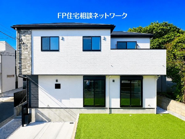 外観:深く豊かな緑と爽快な青い空を感じるまさに横浜に暮らす心地よさを存分に堪能いただける邸宅です。グレードの高い設備仕様が標準装備のデザイン住宅で快適で便利な生活をお送り頂けます。