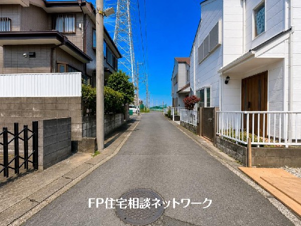 外観:前面道路は車通りの少ない道路。段差もなくお車の出し入れが苦手な方も駐車しやすそうです。