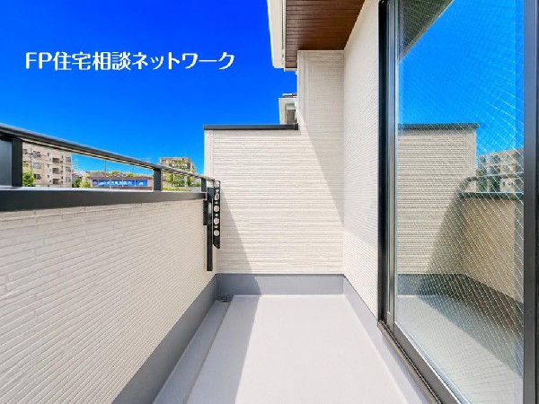 南からの明るい光が差しこむ陽だまりの空間。南に大きく面したバルコニーでお洗濯も干せばあっという間に乾きそうで家事もスムーズにこなせますね！乾いたお洗濯物からは太陽の匂いが感じられる心地よさ。