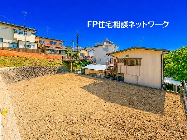 外観:四季を通じて自然と触れ合えるスポットが周辺には盛りだくさん！お散歩やジョギング、週末のご家族での遊びに最適です。目の前に広がる開放感とゆとり、暮らしの夢を育む理想の住まいがここにはあります。