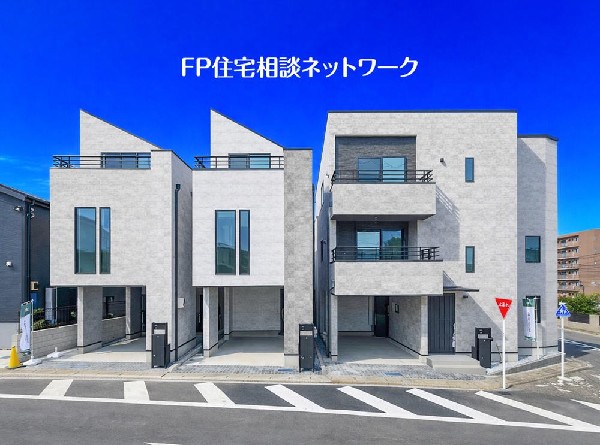 外観:≪売主施工例≫  売主にて建築施工時の例のため、お客様が建築される際の建物とは、外壁、屋根開口部等の形状・仕様が異なります。