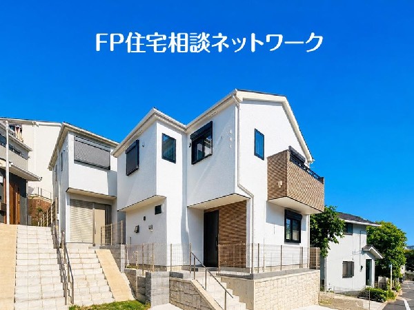 外観:明るい陽光と自然の風が心地よい、開放感あふれる住まい。落ち着いた住宅街で、家族みんなが笑顔になれる日々を。