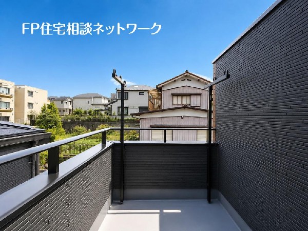 明るい光が差しこむ陽だまりの空間。南に大きく面したバルコニーでお洗濯も干せばあっという間に乾きそうで家事もスムーズにこなせますね！乾いたお洗濯物からは太陽の匂いが感じられる心地よさ。