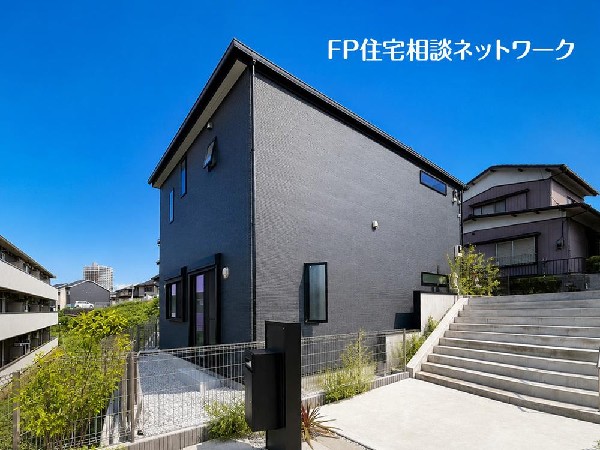 外観:深く豊かな緑と爽快な青い空を感じるまさに横浜に暮らす心地よさを存分に堪能いただける邸宅です。グレードの高い設備仕様が標準装備のデザイン住宅で快適で便利な生活をお送り頂けます。