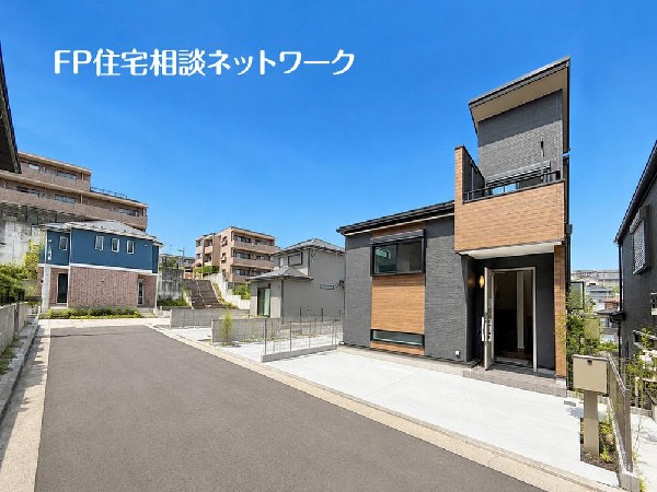 外観:四季を通じて自然と触れ合えるスポットが周辺には盛りだくさん！お散歩やジョギング、週末のご家族での遊びに最適です。目の前に広がる開放感とゆとり、暮らしの夢を育む理想の住まいがここにはあります。