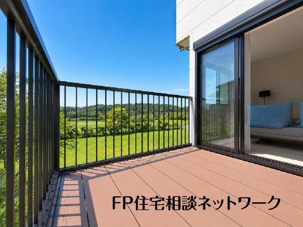 思わず大きく深呼吸したくなるウッドデッキは空が青く、近く、広く感じる事が出来ます。周囲には高い建物のないエリアですので、どこまでも見渡せます。