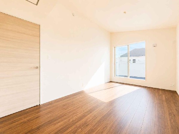 ここに帰ってくるとホットする。疲れを癒やすベッドルーム。陽光に愛されたお部屋で一日の疲れを癒やしたい。