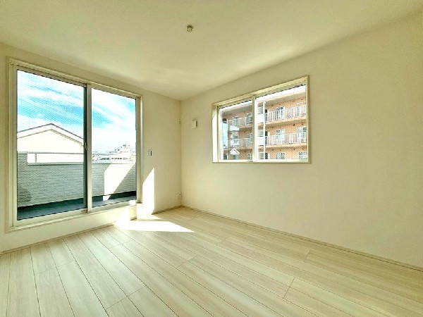 ここに帰ってくるとホットする。疲れを癒やすベッドルーム。陽光に愛されたお部屋で一日の疲れを癒やしたい。