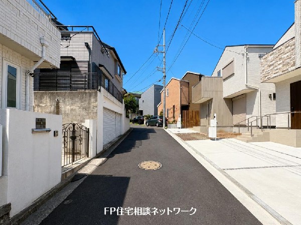 外観:第一種低層住居専用地域の良好な住環境が保たれたエリア。低層の一戸建てを中心とした街並みが整然と続き、周辺は高い建物が建っていないので、採光や開放性に恵まれています。