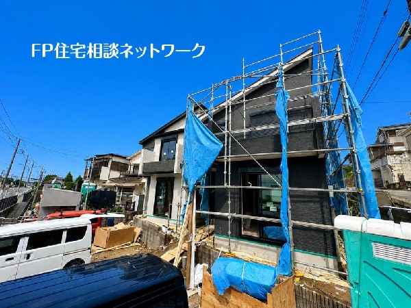 外観:開放感のある現地で、前面道路よりも少し高くなっておりますので、プライベート感も保たれます！高くなっている分、日当りや風通しも良く快適な生活が待っています！
