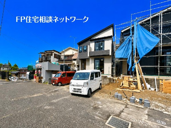 外観:閑静な車通りの車通りの少ない道路。お車の出し入れが苦手なママや小さなお子様にも安心ですね。しっかり舗装もされているので、ベビーカーや自転車で通っても快適に通行できます。