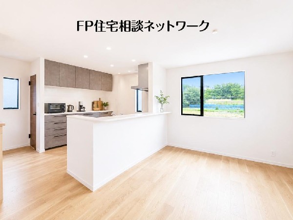 オープンでのびやかな空間を生み出す、こだわりの広がりとゆとり。家族と過ごす時間を大切にしたい方にぴったりの明るくゆとりある住空間です。窓からの日差しがリビングの隅々までしっかりと届きます！