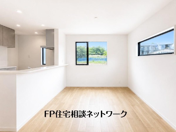 大切なご家族が集まるＬＤＫはこだわりたいですね！休日はおひさまの光をたっぷりと取りこめるリビングでゆったりと過ごしませんか？子供たちが元気に笑いながら走り回っている姿が目に浮かぶ空間です。