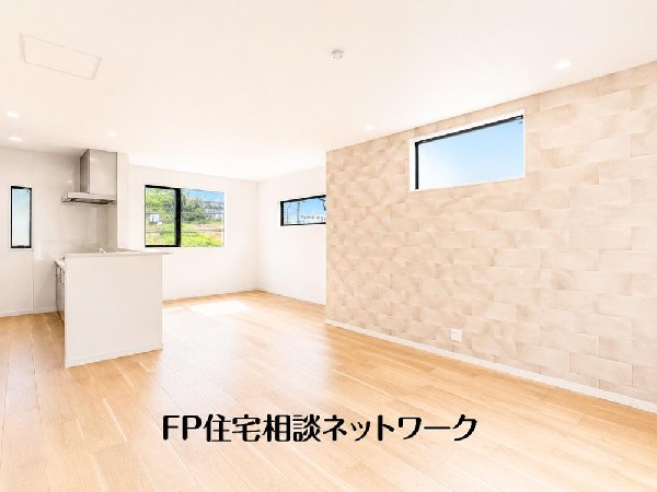 ご家族が集まるからこそＬＤＫは拘りたいですよね！日光をたっぷりと取りこめるリビングでゆったりと過ごしませんか？子供たちが元気に笑いながら走り回っている姿が目に浮かぶ空間です。