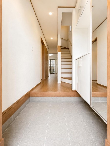 外観:玄関は家の中に入る時一番最初に目に付く場所だからこだわりたいですよね！明るい雰囲気の色目でお部屋の雰囲気をそのまま表しているようです。