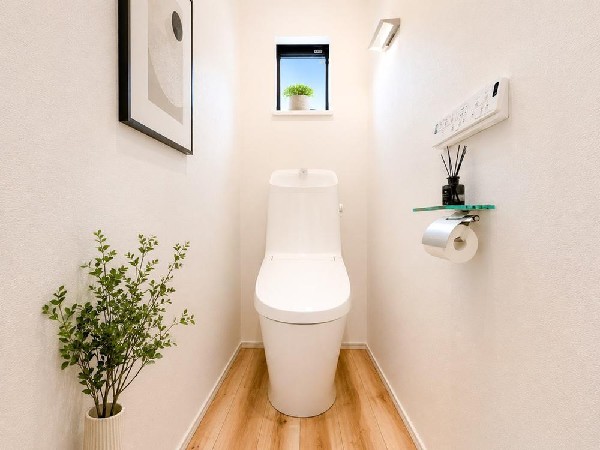 スッキリとしたデザインのトイレは明かり取りの窓からも光が取り込まれ日中は電気を消していてもご使用いただける明るさとなっております。