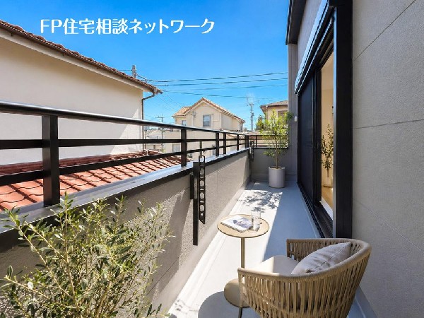 開放的なバルコニーは太陽の温かな温もりをめいっぱい受け止めてくれます。（本画像はCGで作成しており、実際に現地に家具はおかれておりません。また価格に家具は含まれておりません。）