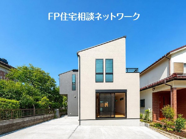 外観:良好な住環境が保たれたエリア。低層の一戸建を中心とした街並みが整然と続き周辺は高い建物が建っておらず、採光や開放性に恵まれ、空が広く緑の多い閑静な趣を感じる環境です。