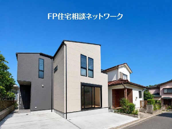 外観:深く豊かな緑と爽快な青い空を感じるまさに横浜に暮らす心地よさを存分に堪能いただける邸宅です。グレードの高い設備仕様が標準装備のデザイン住宅で快適で便利な生活をお送り頂けます。