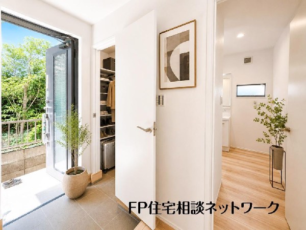 外観:住まう人の帰り、訪れる人を優しく迎える安らぎに満ちた空間。上質感あふれるエントランス。（本画像はCGで作成しており、実際に現地に家具はおかれておりません。また価格に家具は含まれておりません。）