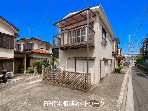 外観:前面道路は車通りの少ない道路。段差もなくお車の出し入れが苦手な方も駐車しやすそうです。
